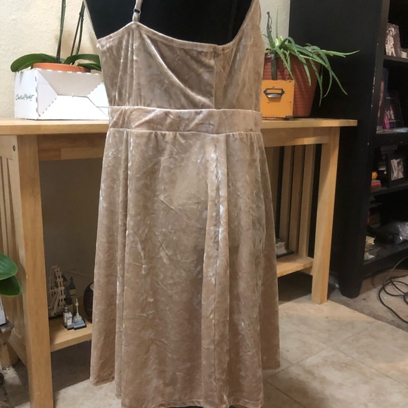 NWT Pretty Gold Cutout Crushed Velvet Dress Size L - Picture 4 of 6